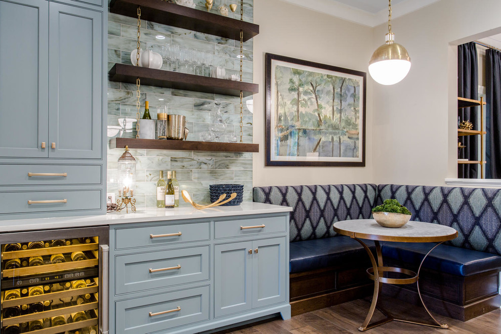 Klassische Wohnküche mit Kassettenfronten, blauen Schränken, Küchenrückwand in Blau, dunklem Holzboden, Unterbauwaschbecken, Quarzwerkstein-Arbeitsplatte und Kücheninsel in Richmond