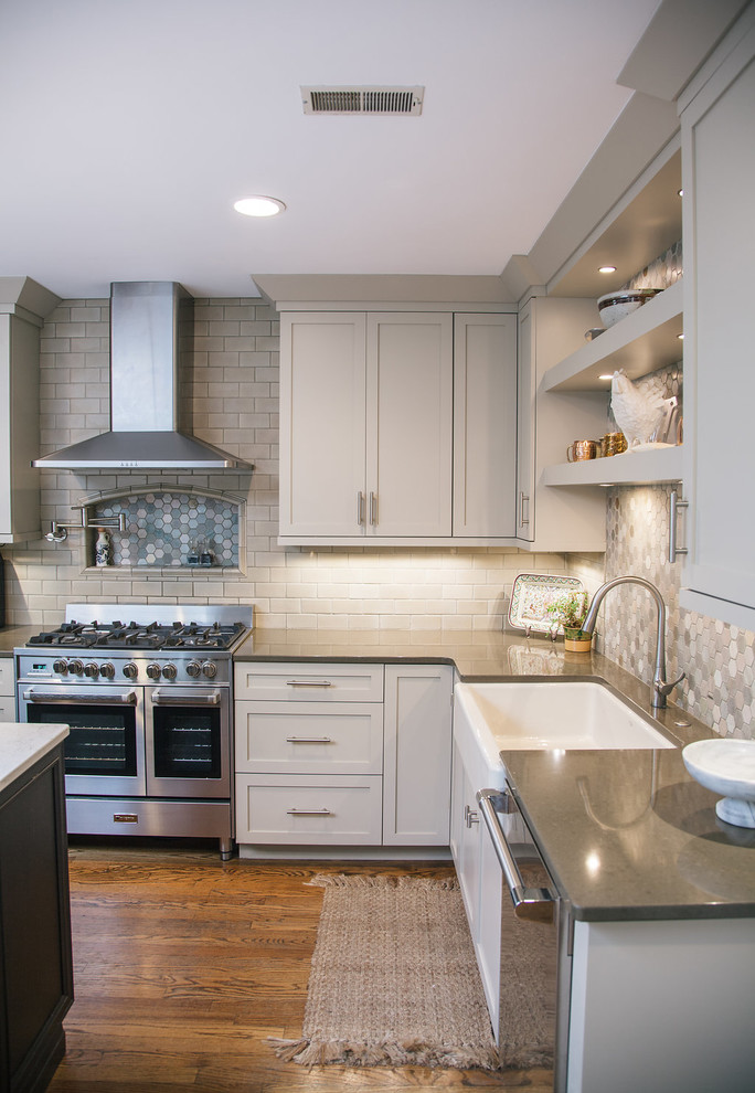 Esempio di un grande cucina con isola centrale contemporaneo con lavello stile country, top in quarzite, paraspruzzi multicolore, elettrodomestici in acciaio inossidabile, parquet chiaro, ante con riquadro incassato, ante grigie e paraspruzzi con piastrelle in ceramica