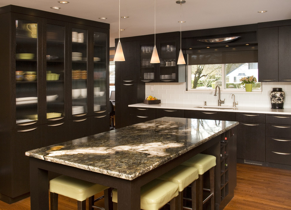 Moderne Küchenbar mit Unterbauwaschbecken, flächenbündigen Schrankfronten, dunklen Holzschränken und Küchenrückwand in Weiß in Seattle