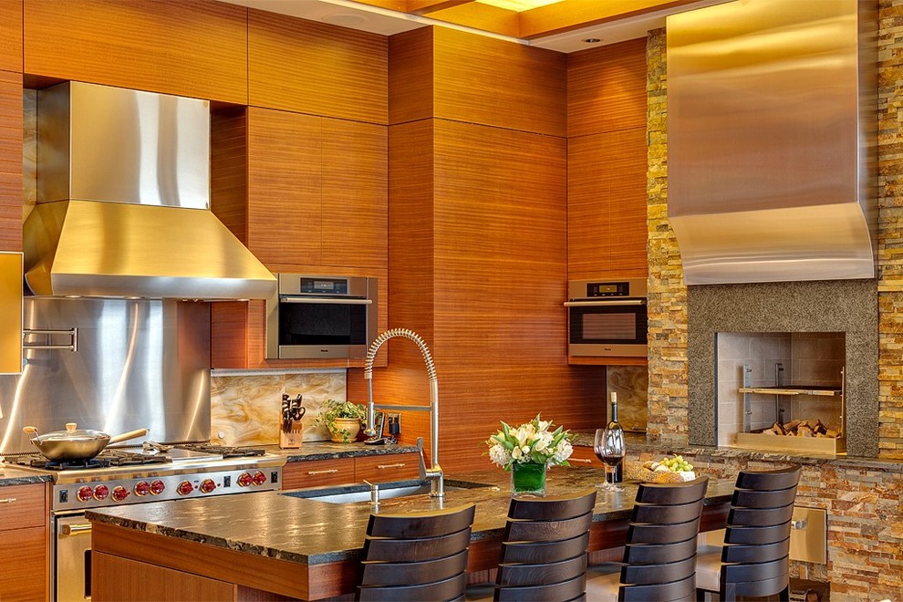 Moderne Küche in L-Form mit Unterbauwaschbecken, flächenbündigen Schrankfronten, hellbraunen Holzschränken, Küchenrückwand in Metallic, Küchengeräten aus Edelstahl und Kücheninsel in Seattle
