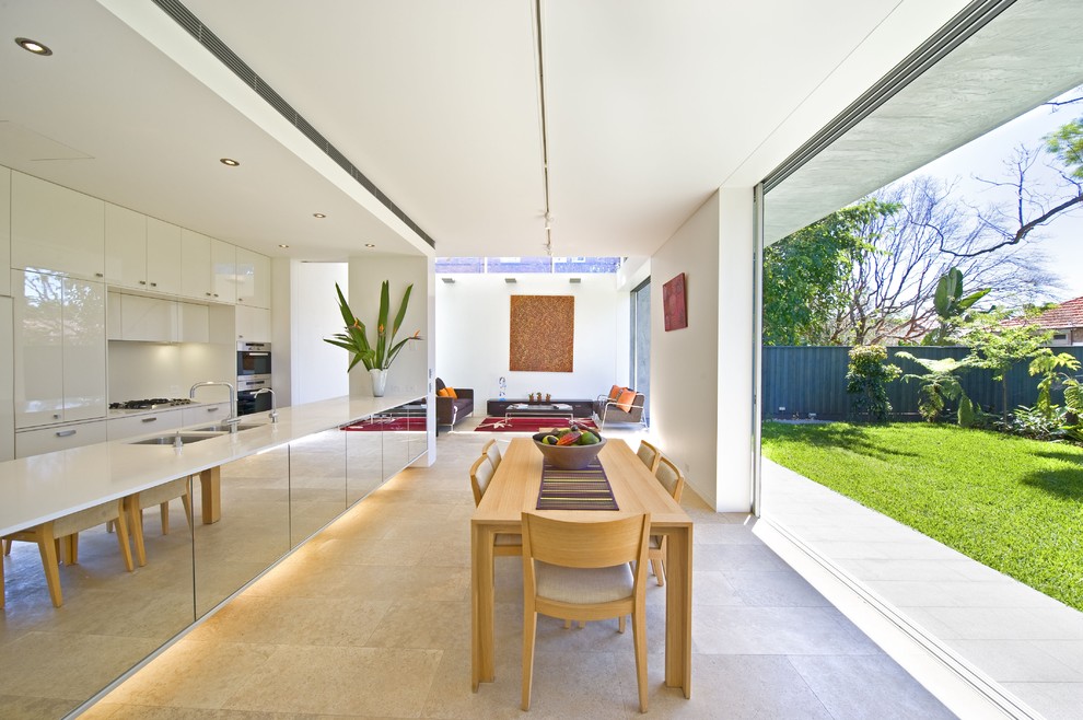 Foto di una cucina abitabile minimal con ante lisce e ante bianche