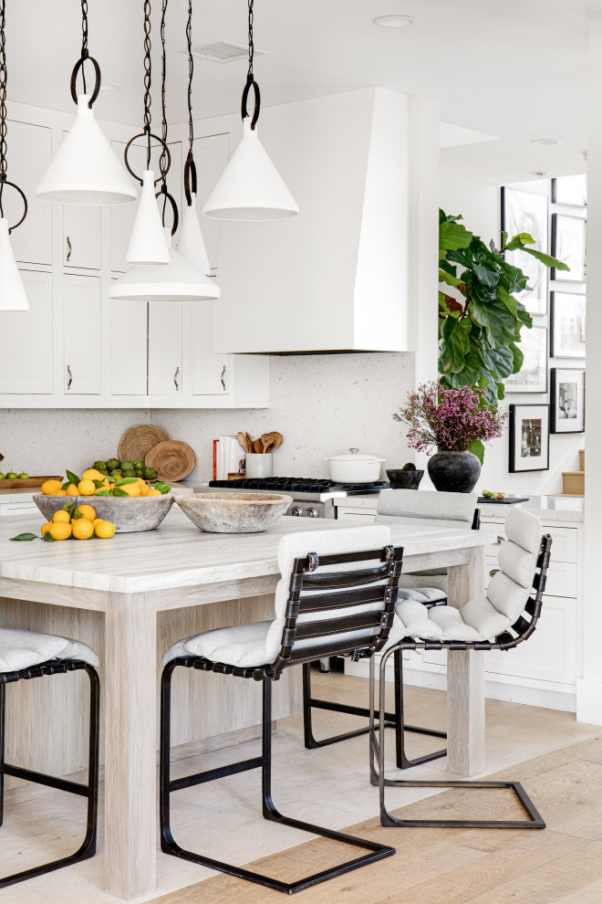Skandinavisk inredning av ett mellanstort flerfärgad flerfärgat kök, med en rustik diskho, skåp i shakerstil, vita skåp, bänkskiva i kvartsit, rostfria vitvaror, kalkstensgolv, en köksö och beiget golv