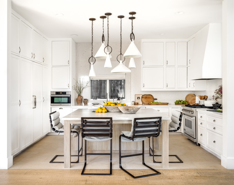 Foto på ett mellanstort minimalistiskt vit kök, med en rustik diskho, skåp i shakerstil, vita skåp, bänkskiva i kvartsit, rostfria vitvaror, kalkstensgolv, en köksö, beiget golv och vitt stänkskydd