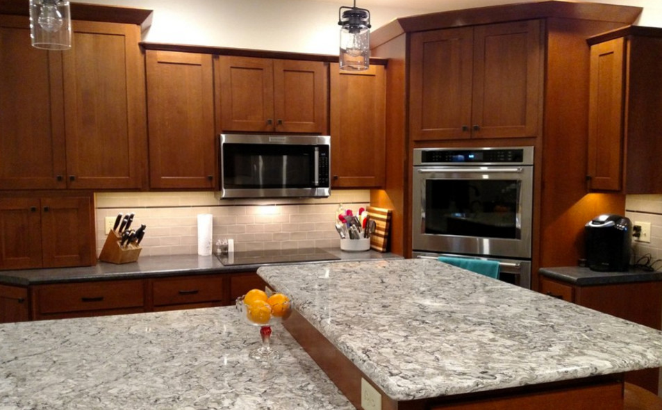 Bild på ett stort funkis kök, med en undermonterad diskho, skåp i shakerstil, beige skåp, bänkskiva i kvarts, grått stänkskydd, stänkskydd i keramik, rostfria vitvaror, mellanmörkt trägolv och en köksö