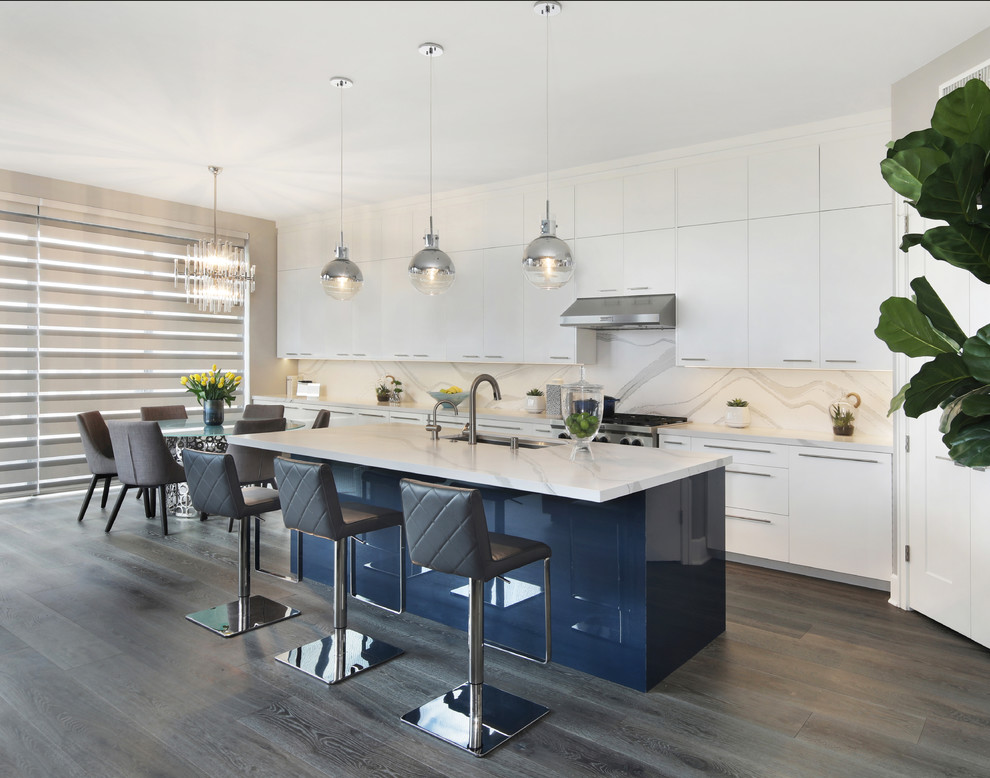 Example of a minimalist kitchen design in Orange County
