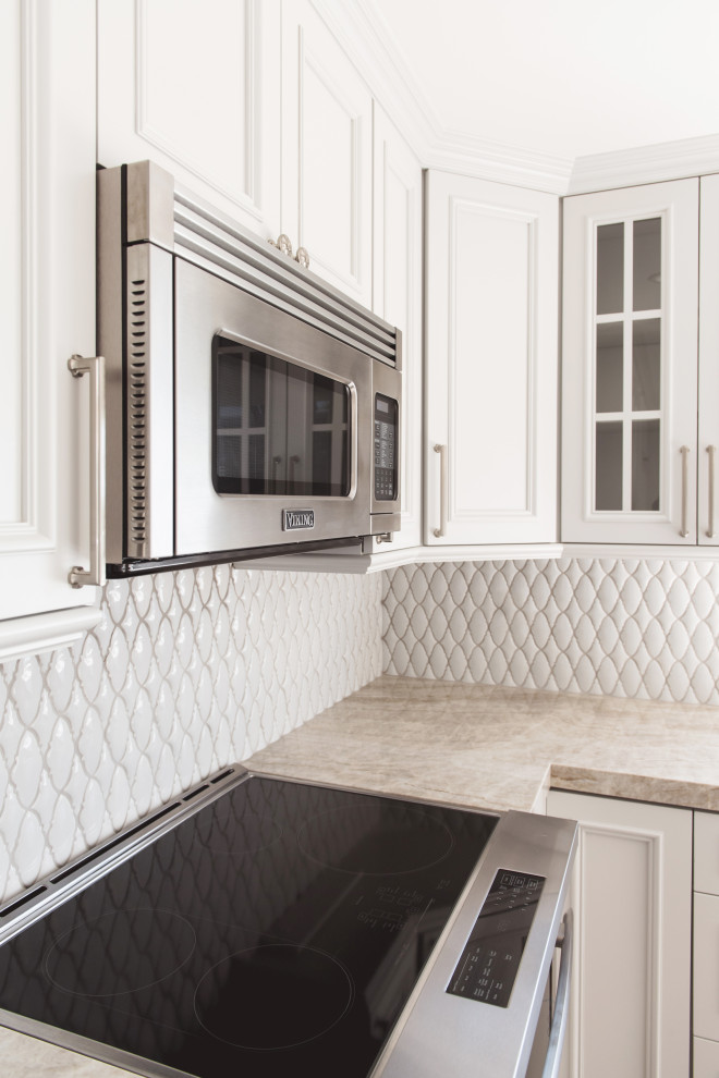 Idéer för ett mellanstort modernt beige kök, med en undermonterad diskho, luckor med profilerade fronter, vita skåp, marmorbänkskiva, vitt stänkskydd, stänkskydd i keramik, integrerade vitvaror, ljust trägolv, en köksö och beiget golv