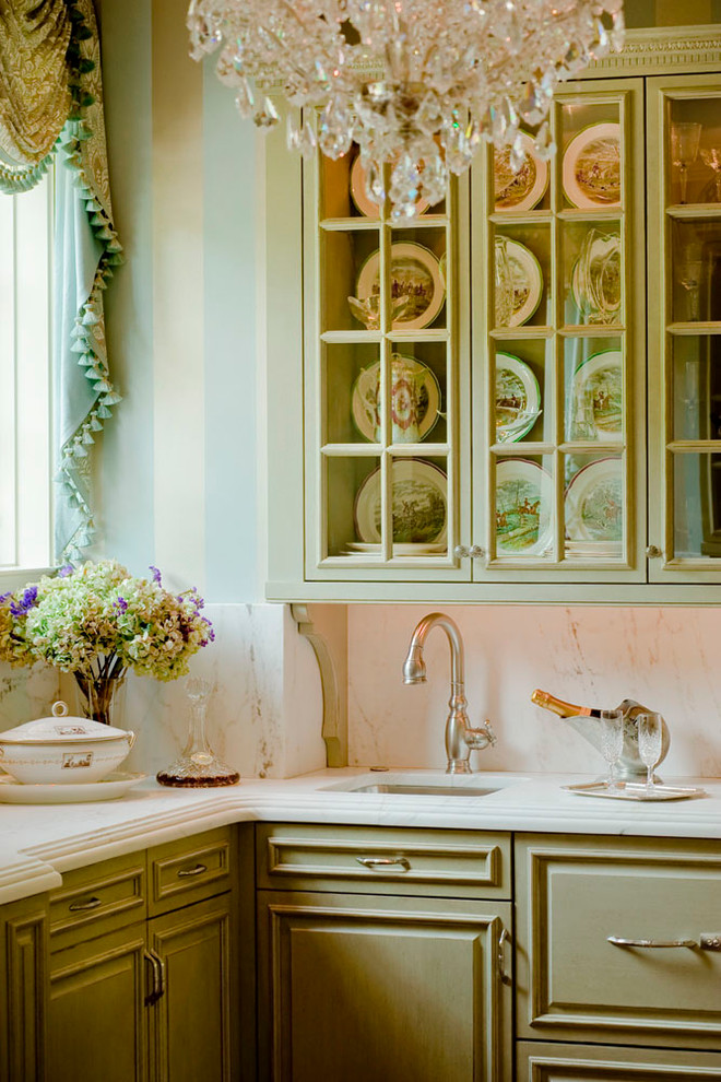 Klassische Küche mit profilierten Schrankfronten, grünen Schränken, Rückwand aus Stein und Küchenrückwand in Weiß in Baltimore