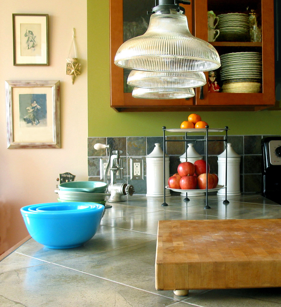 Exempel på ett litet lantligt kök, med en enkel diskho, skåp i shakerstil, skåp i mellenmörkt trä, kaklad bänkskiva, stänkskydd i stenkakel, rostfria vitvaror, mellanmörkt trägolv, en köksö och grått stänkskydd