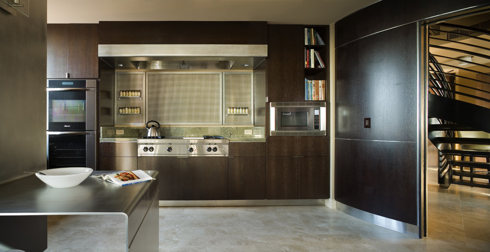 Moderne Küche mit Küchengeräten aus Edelstahl in Seattle