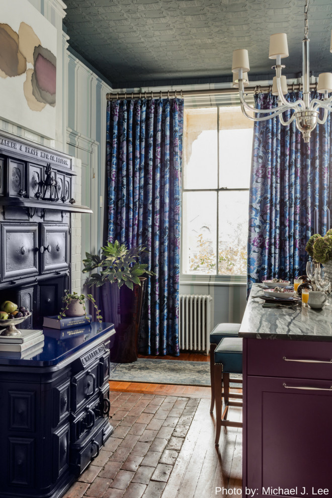 Einzeilige Klassische Wohnküche mit Landhausspüle, Schrankfronten mit vertiefter Füllung, lila Schränken, Speckstein-Arbeitsplatte, Küchengeräten aus Edelstahl, braunem Holzboden und Kücheninsel in Boston