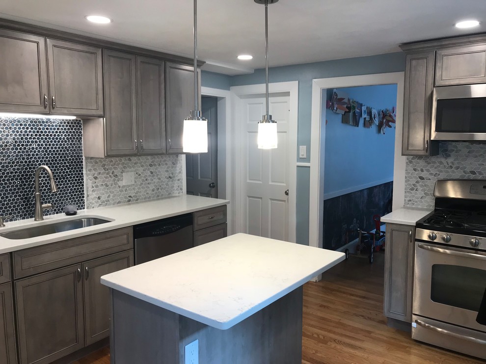 Idéer för att renovera ett mellanstort funkis vit vitt kök, med en undermonterad diskho, luckor med infälld panel, grå skåp, bänkskiva i kvarts, grått stänkskydd, stänkskydd i marmor, rostfria vitvaror, mellanmörkt trägolv, en köksö och orange golv