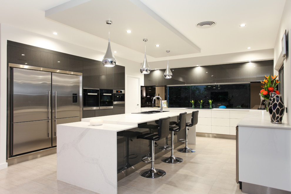 Exempel på ett stort modernt vit vitt kök, med en dubbel diskho, släta luckor, grå skåp, granitbänkskiva, rostfria vitvaror, klinkergolv i keramik, en köksö och grått golv