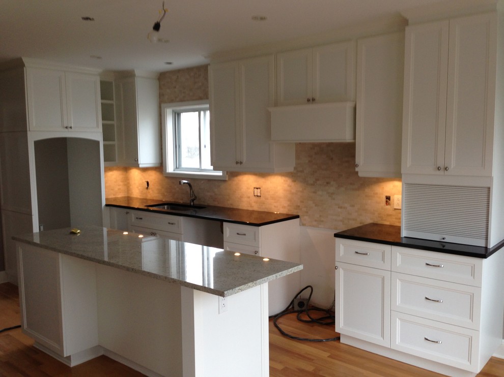 Example of a classic kitchen design in Montreal