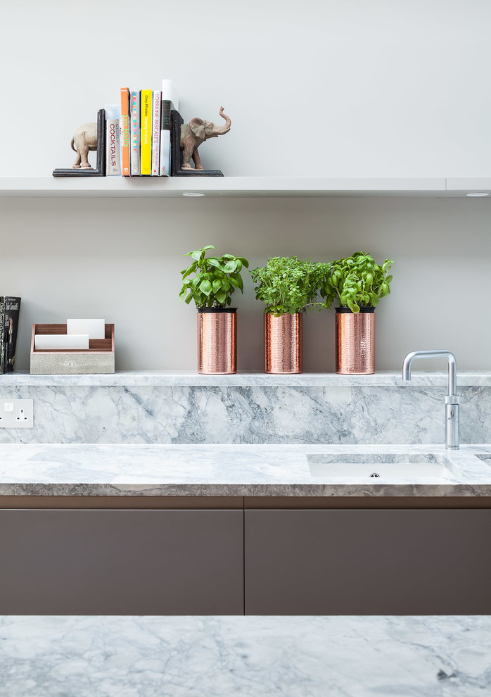 Foto di una grande cucina contemporanea con lavello sottopiano, ante lisce, ante grigie, top in marmo, elettrodomestici neri e parquet chiaro