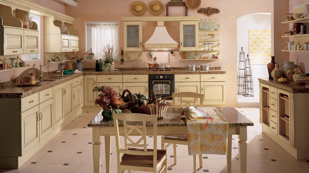 Inspiration för ett mellanstort rustikt kök, med en undermonterad diskho, luckor med upphöjd panel, skåp i slitet trä, kaklad bänkskiva, klinkergolv i keramik och beiget golv
