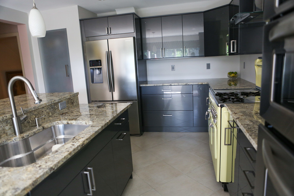 Immagine di una piccola cucina design con lavello sottopiano, ante lisce, ante grigie, top in granito, elettrodomestici in acciaio inossidabile e pavimento con piastrelle in ceramica
