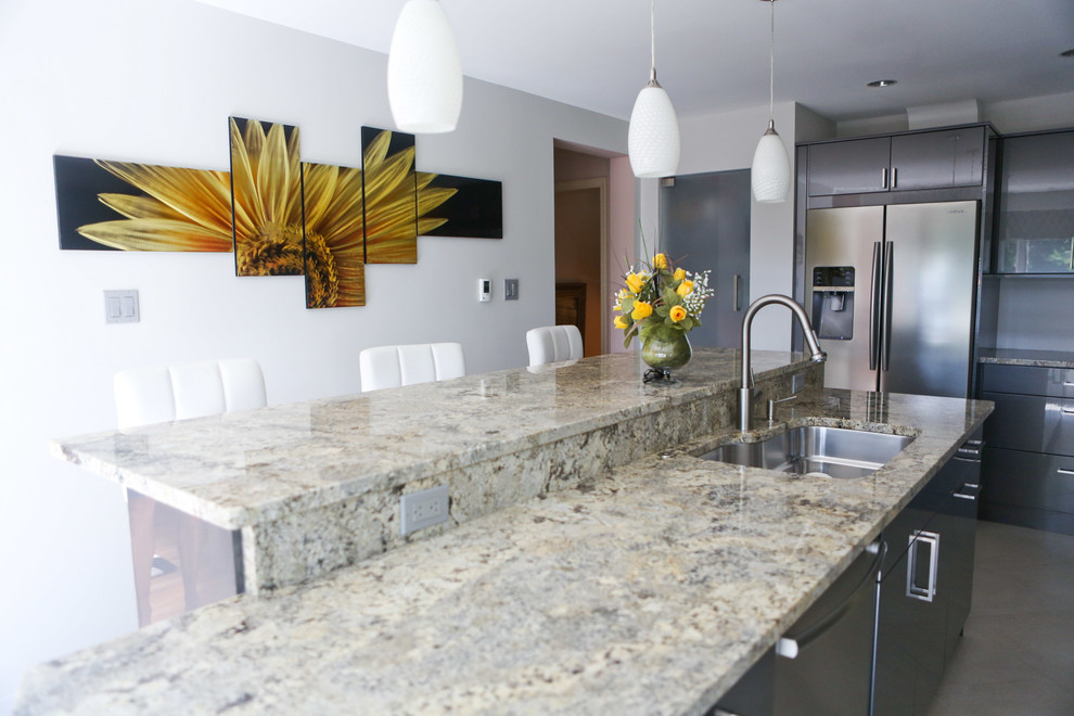 Exempel på ett litet modernt kök, med en undermonterad diskho, släta luckor, grå skåp, granitbänkskiva, rostfria vitvaror, klinkergolv i keramik, en köksö och vitt stänkskydd