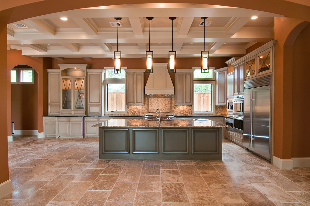 Klassische Küche mit beigen Schränken, Granit-Arbeitsplatte, Küchenrückwand in Braun und Küchengeräten aus Edelstahl in Houston