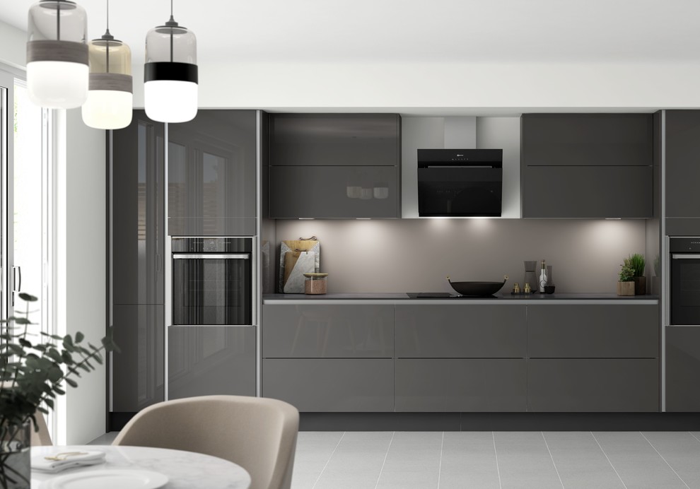 Modelo de cocina lineal moderna pequeña abierta sin isla con armarios con paneles lisos, puertas de armario grises y electrodomésticos negros