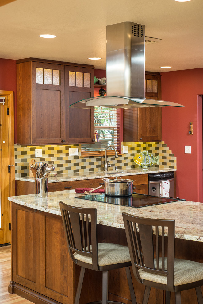 Foto di una cucina american style con ante in stile shaker, ante in legno bruno, paraspruzzi multicolore, paraspruzzi con piastrelle di vetro e elettrodomestici in acciaio inossidabile