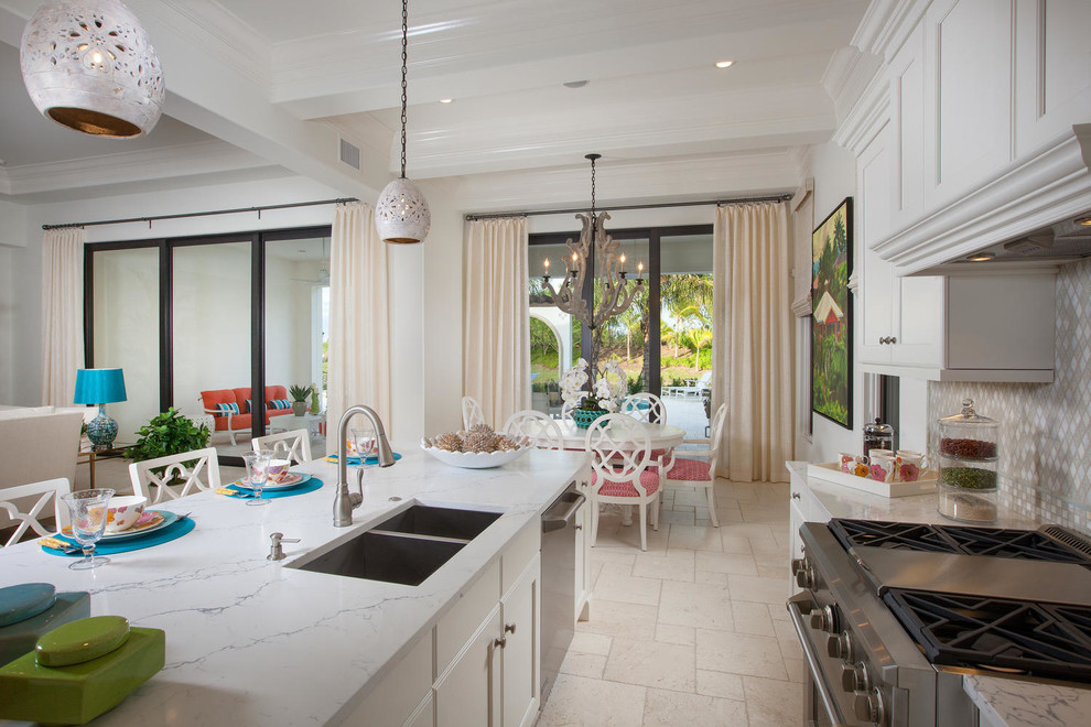 Kitchen photo in Miami