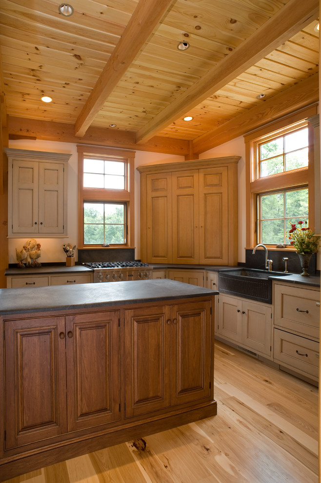 Country Wohnküche mit hellem Holzboden und Kücheninsel in Sonstige
