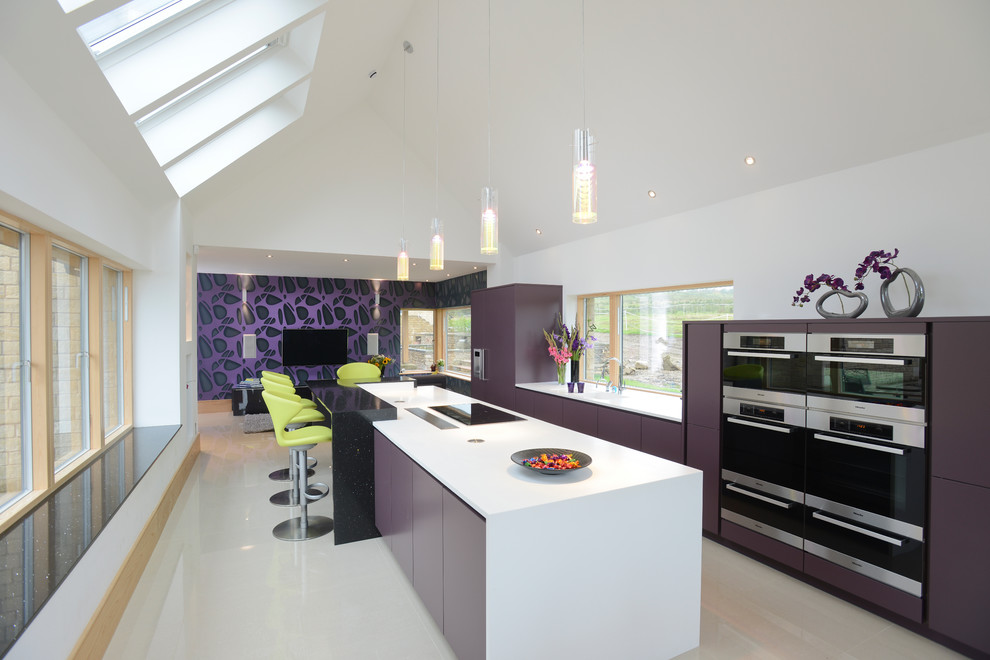 Foto de cocina contemporánea grande abierta con armarios con paneles lisos, electrodomésticos de acero inoxidable, una isla, encimera de acrílico y puertas de armario violetas