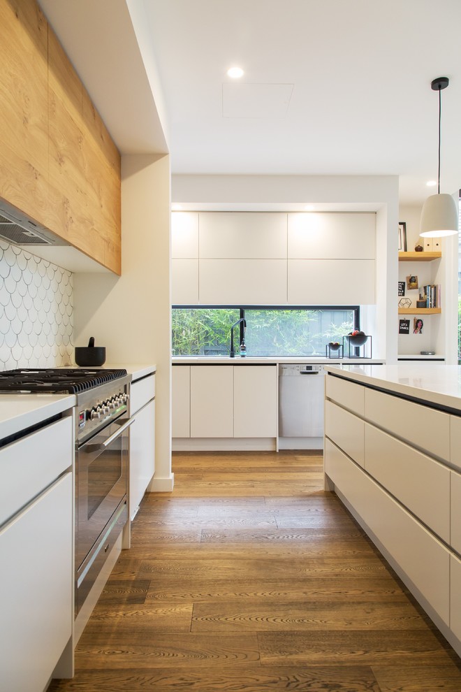 Источник вдохновения для домашнего уюта: кухня в современном стиле с черно-белыми фасадами