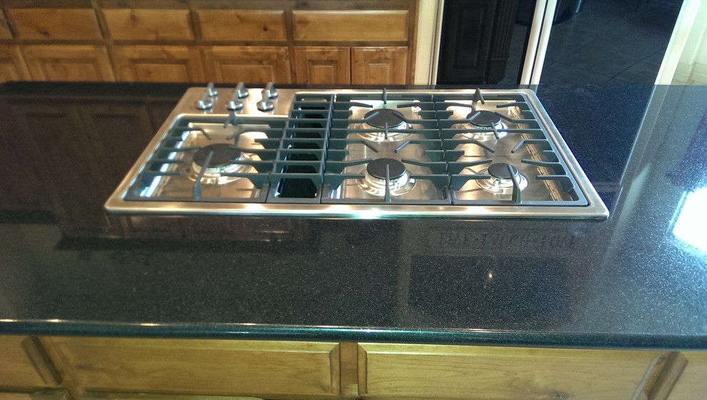 Diseño de cocina comedor clásica renovada de tamaño medio con fregadero bajoencimera, armarios con paneles lisos, encimera de granito y electrodomésticos de acero inoxidable