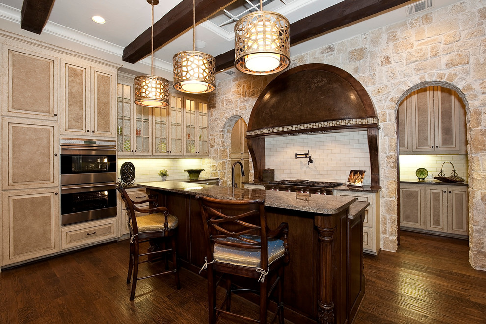 На фото: кухня в классическом стиле с фартуком из плитки кабанчик и гранитной столешницей