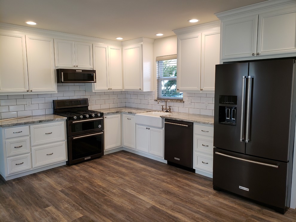 Landhausstil Küche mit Marmor-Arbeitsplatte, Küchenrückwand in Weiß, Rückwand aus Metrofliesen, Vinylboden, buntem Boden und bunter Arbeitsplatte in Sonstige