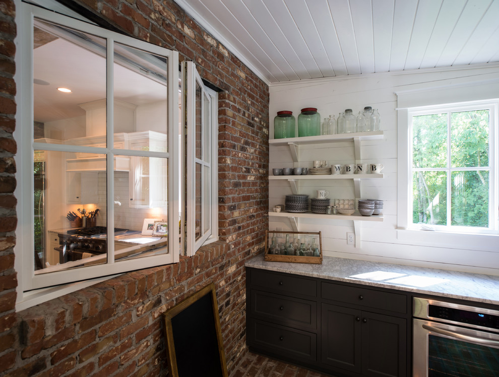Стильный дизайн: кухня в классическом стиле с открытыми фасадами и черными фасадами - последний тренд