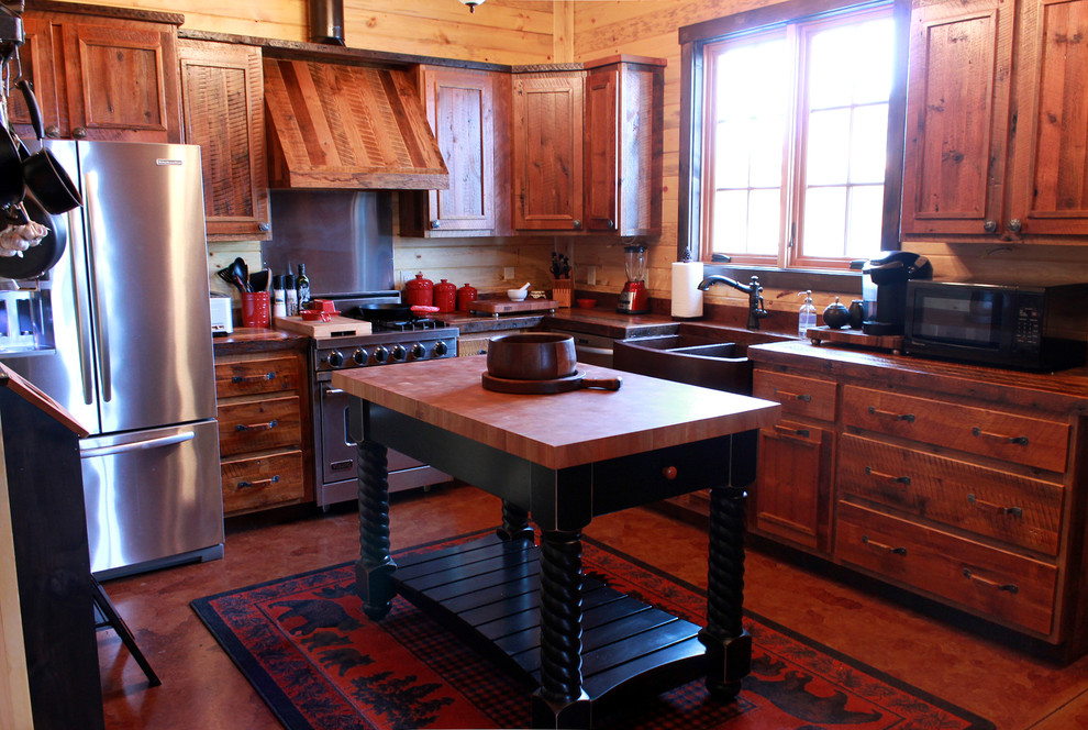 Inspiration för stora rustika kök, med en rustik diskho, luckor med infälld panel, skåp i slitet trä, träbänkskiva, flerfärgad stänkskydd, rostfria vitvaror, betonggolv och en köksö