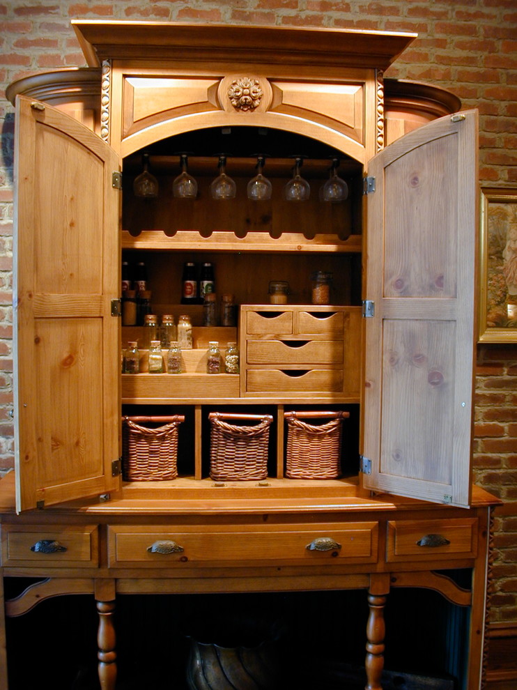 Diseño de cocina tradicional con armarios con paneles con relieve y puertas de armario de madera oscura