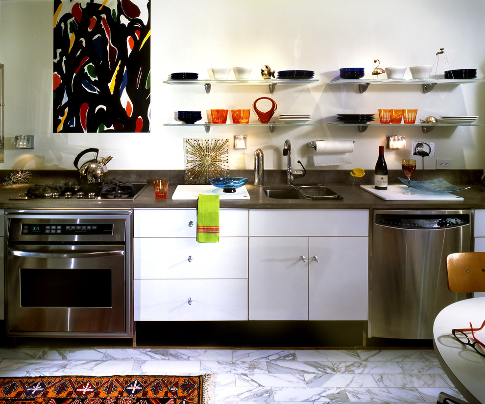Modern inredning av ett mellanstort linjärt kök och matrum, med släta luckor, vita skåp, rostfria vitvaror, en undermonterad diskho, bänkskiva i kalksten, vitt stänkskydd, marmorgolv och flerfärgat golv
