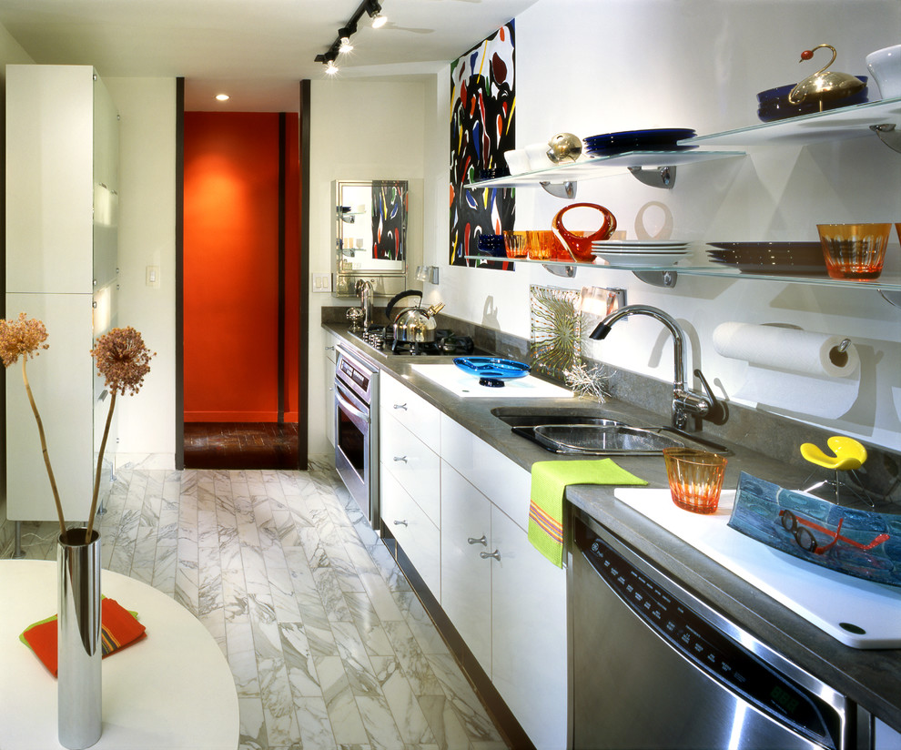 Inredning av ett modernt mellanstort linjärt kök och matrum, med släta luckor, vita skåp, bänkskiva i kalksten, vitt stänkskydd, rostfria vitvaror, en undermonterad diskho, marmorgolv och grått golv