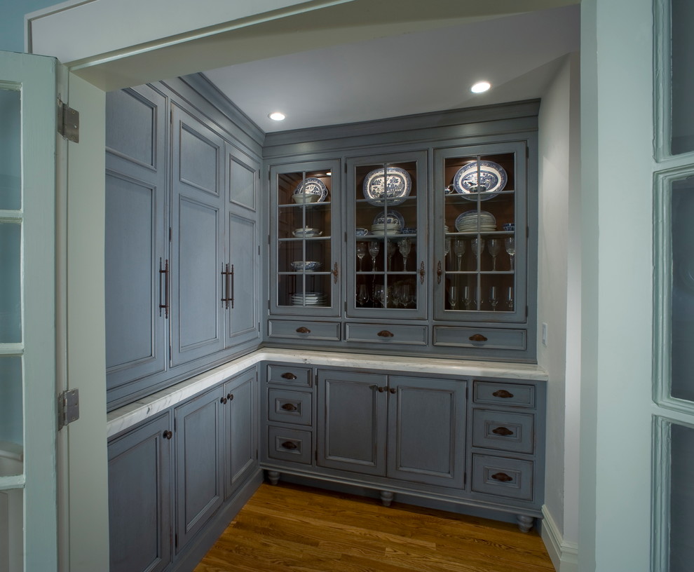 Esempio di una cucina classica di medie dimensioni con ante a filo, ante blu, top in marmo, pavimento in legno massello medio e nessuna isola