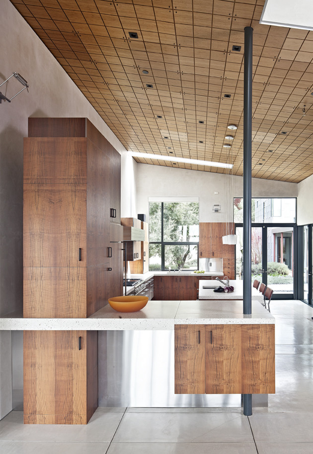 Moderne Küche mit flächenbündigen Schrankfronten, hellbraunen Holzschränken und Betonarbeitsplatte in San Francisco