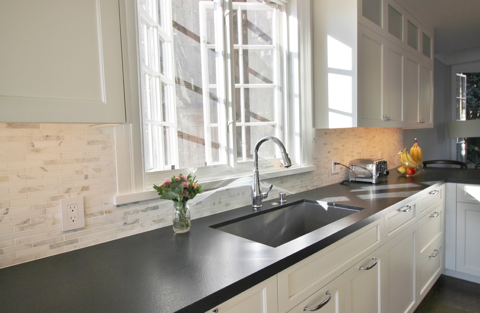 Imagen de cocina comedor clásica renovada de tamaño medio con fregadero de un seno, armarios estilo shaker, puertas de armario blancas, encimera de cuarzo compacto, salpicadero blanco, electrodomésticos de acero inoxidable, suelo de madera oscura, península y salpicadero de azulejos en listel