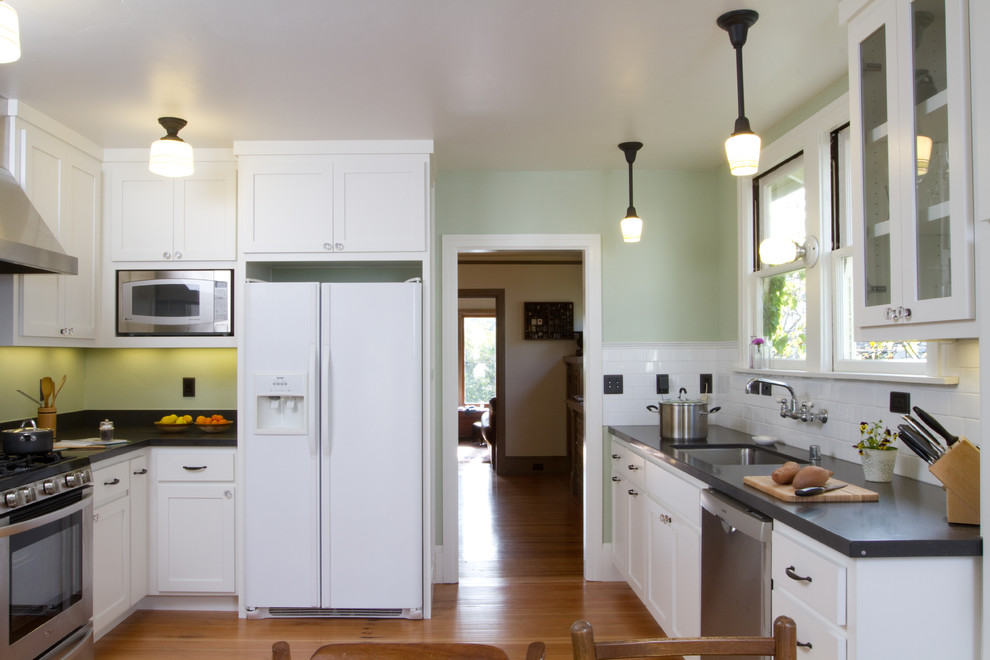 Imagen de cocina de estilo americano con armarios estilo shaker y salpicadero de azulejos tipo metro