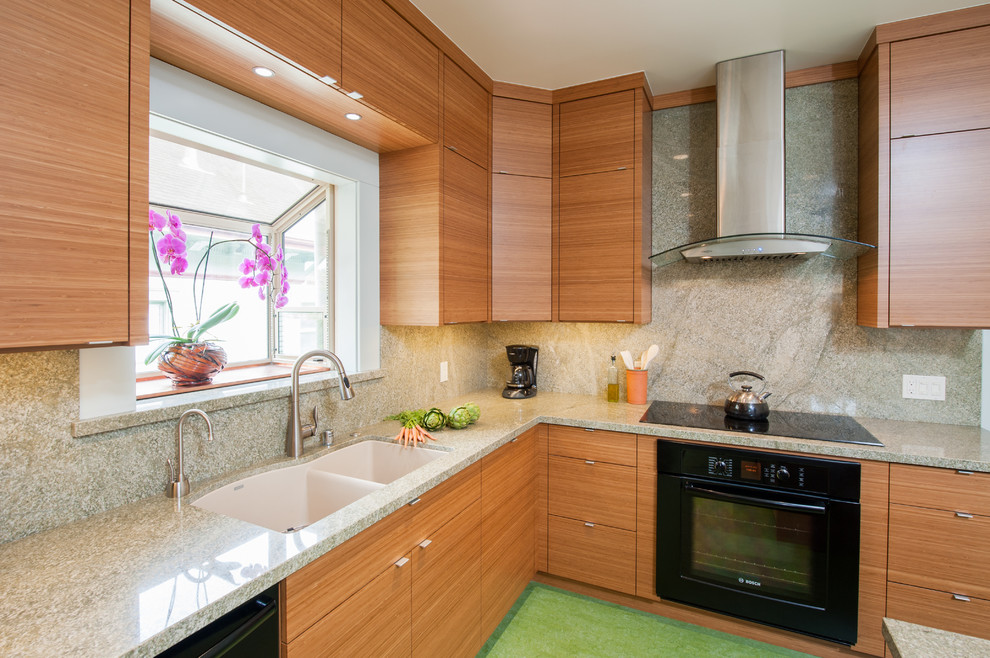 Moderne Küche mit Küchengeräten aus Edelstahl, Granit-Arbeitsplatte und grünem Boden in San Francisco