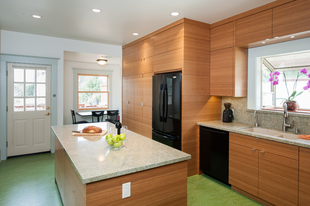 Moderne Küche mit Granit-Arbeitsplatte, Doppelwaschbecken, flächenbündigen Schrankfronten, hellbraunen Holzschränken, schwarzen Elektrogeräten und grünem Boden in San Francisco