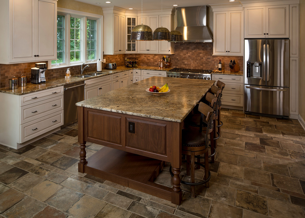 Exempel på ett stort lantligt kök, med en enkel diskho, luckor med upphöjd panel, vita skåp, granitbänkskiva, rött stänkskydd, stänkskydd i porslinskakel, rostfria vitvaror, klinkergolv i porslin och en köksö
