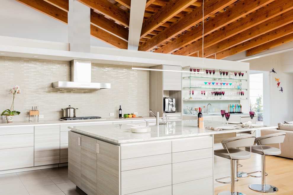 Offene, Geräumige Moderne Küche mit Unterbauwaschbecken, flächenbündigen Schrankfronten, Küchenrückwand in Beige, Rückwand aus Stäbchenfliesen und Kücheninsel in Boston