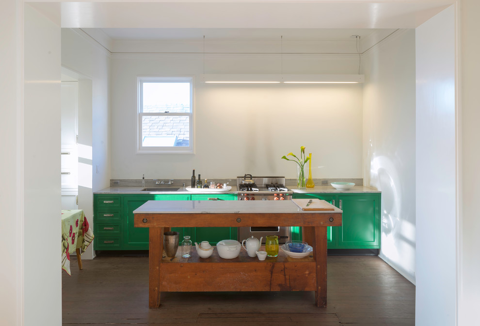 Idee per un cucina con isola centrale vittoriano con lavello sottopiano, ante verdi, top in marmo e parquet scuro