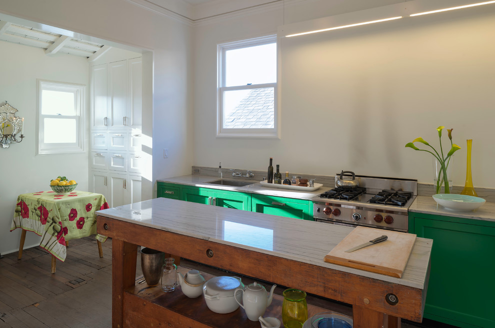 На фото: кухня в викторианском стиле с врезной мойкой, зелеными фасадами, мраморной столешницей, темным паркетным полом и островом с