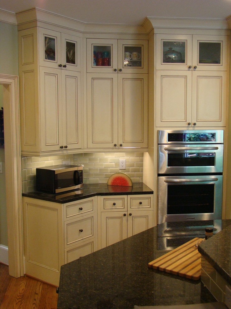 Inspiration for a timeless kitchen remodel in Atlanta