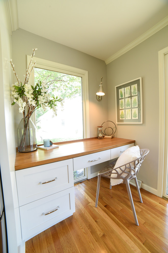 Exempel på ett mellanstort klassiskt vit vitt kök, med en rustik diskho, skåp i shakerstil, vita skåp, bänkskiva i kvarts, vitt stänkskydd, stänkskydd i keramik, rostfria vitvaror, mellanmörkt trägolv, en köksö och brunt golv