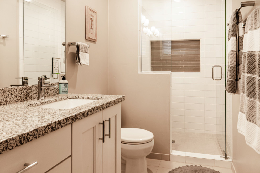 Источник вдохновения для домашнего уюта: большая ванная комната в стиле неоклассика (современная классика) с фасадами в стиле шейкер, белыми фасадами, паркетным полом среднего тона и красным полом