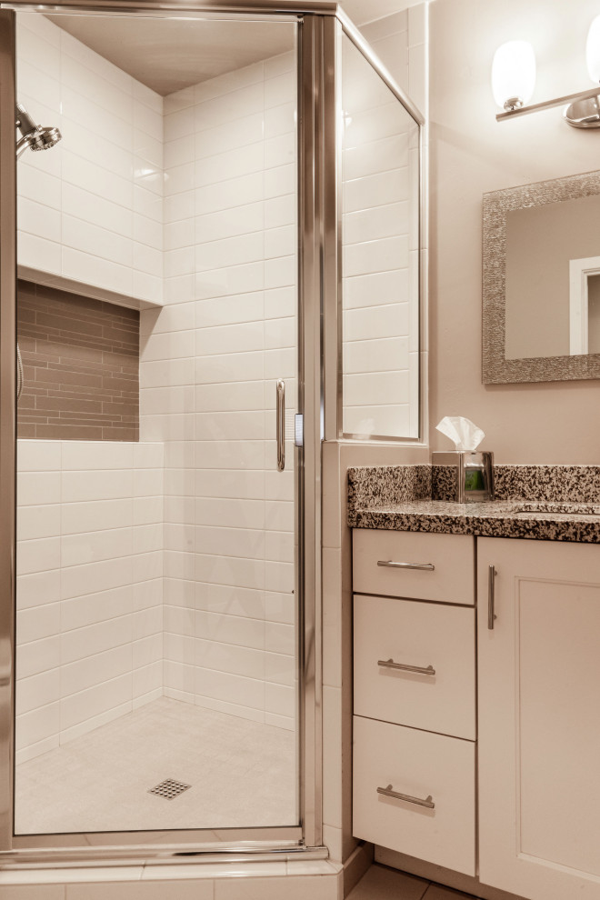 Cette photo montre une grande salle de bain chic avec un placard à porte shaker, des portes de placard blanches, un sol en bois brun et un sol rouge.